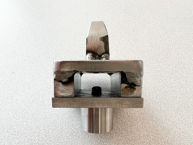 ASTM D2137-B(JIS K6261-2 B)試験片抜刃．ハンドプレス機用（横から）